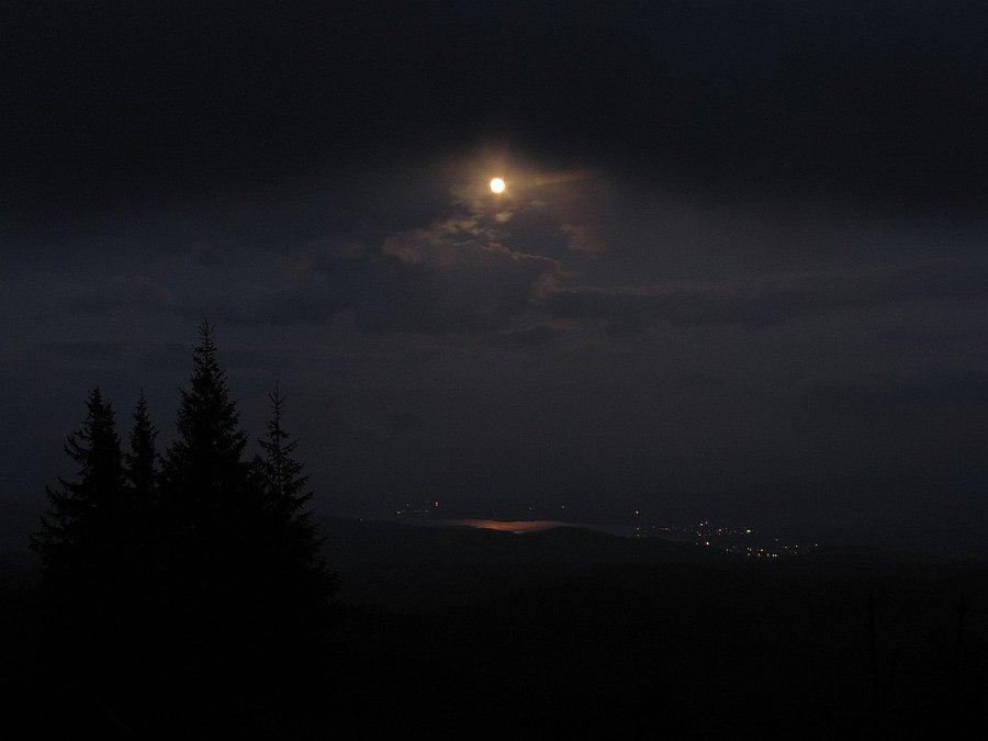 Księżyc nad jeziorem