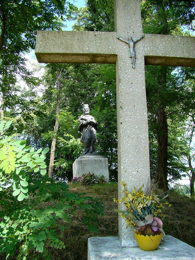 Św. Jan Nepomucen w pobliżu wsi Golkowice