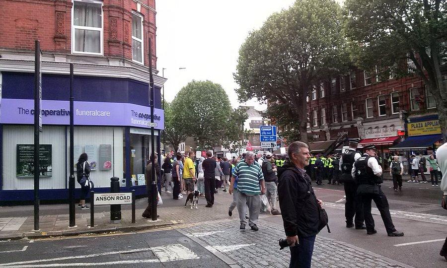Raczej nie kibice, demonstracja, droga zamknięta ale tylko dla blachosmrodów