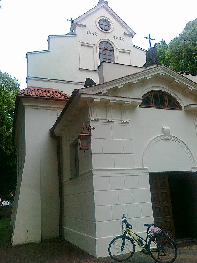 Kościól ma na szczycie datę 1542