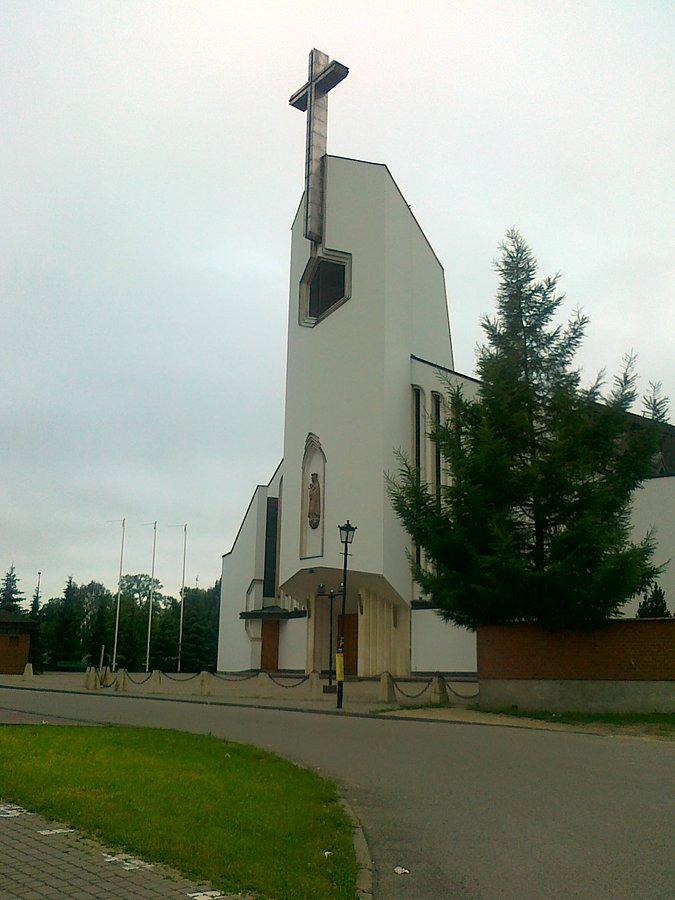 Po drugiej stronie ulicy jest juz nowy kościól