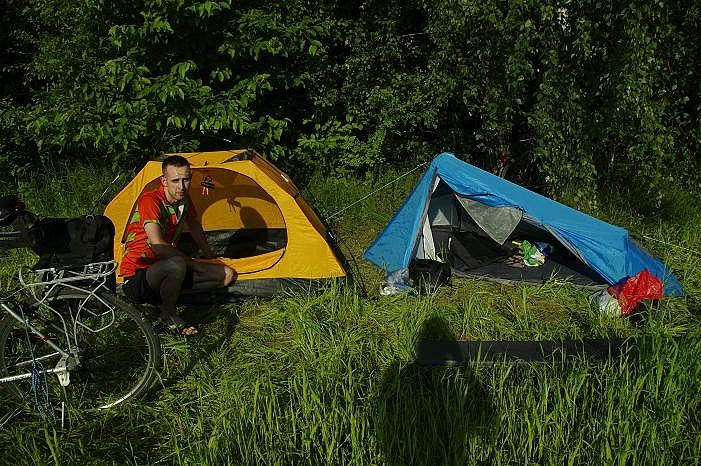 Nasza baza dnia pierwszego - pole i kępka drzew
