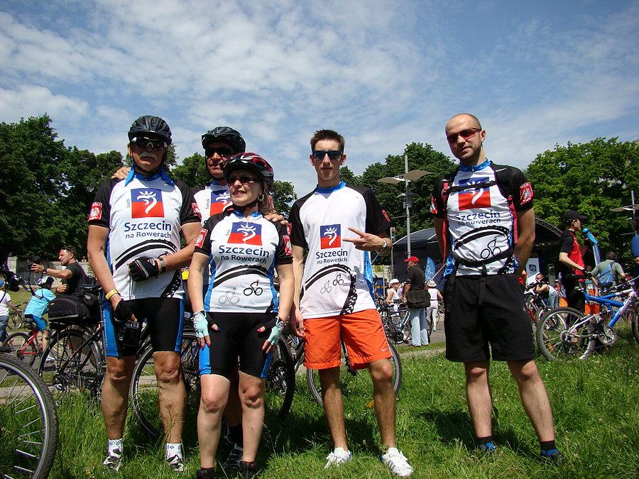 Święto Cykliczne 2014 Szczecin - Spotkanie wszystkich uczestników zjeżdżających się z całego województwa na placu pod pomnikiem Mickiewicza. Na pierwszym planie Szczecin Na Rowerach