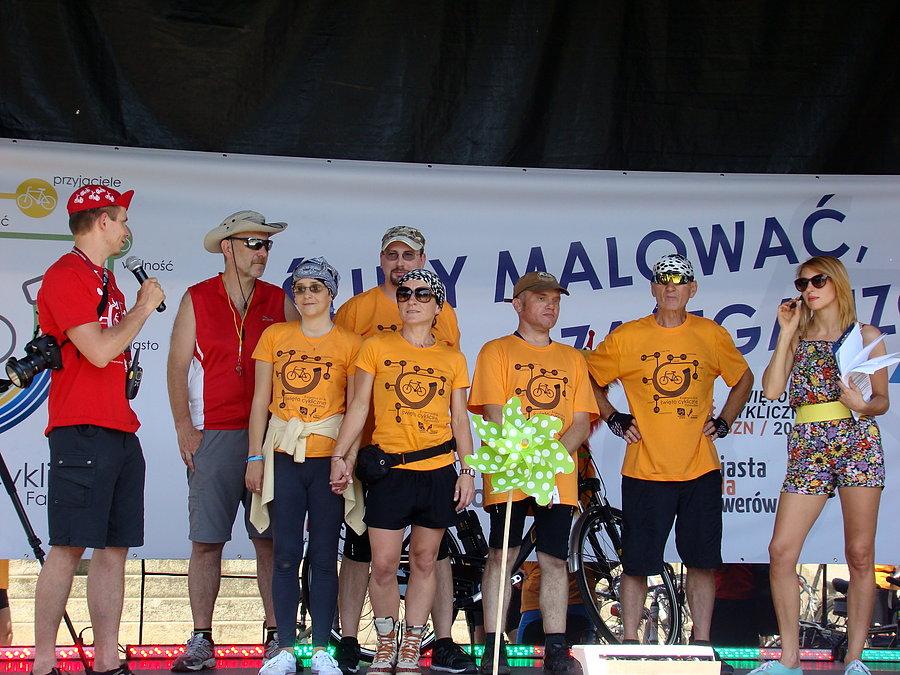 Święto Cykliczne 2014 Szczecin - Z lewej Yogi z Rowerowego Szczecina , organizatora Święta Cyklicznego a na głównym planie uczestnicy projektu NNT ( NiewidomiNaTandemach) uczestnczący w organizowaniu przejazdu tej imprezy.