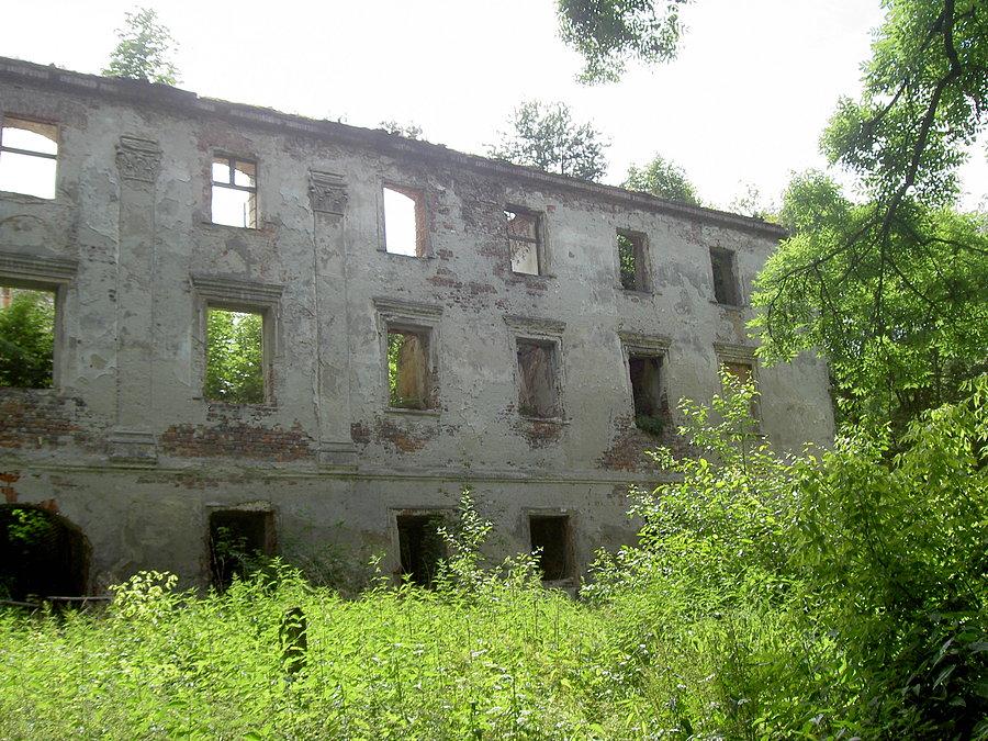 Resztki po zamku w Chrzelicach