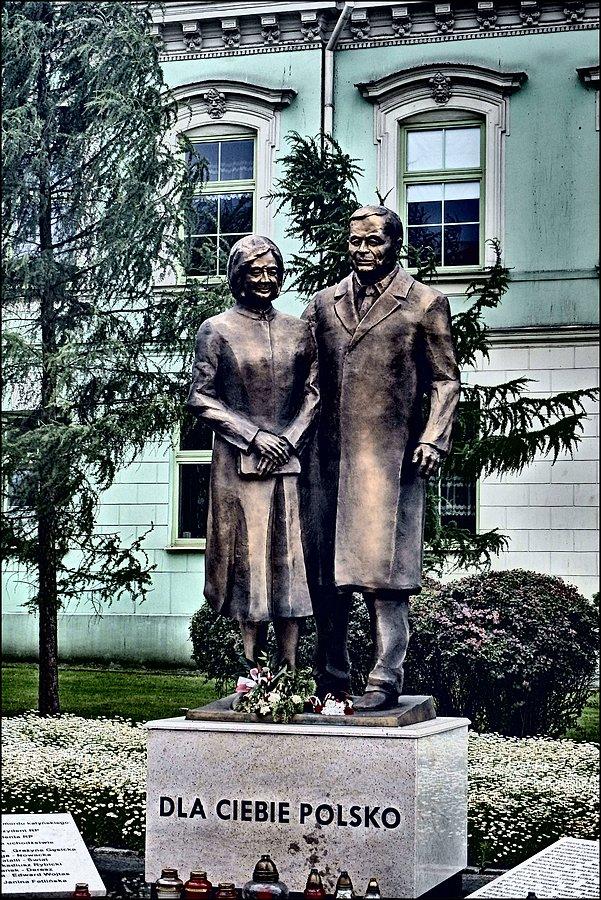 Pomnik Kaczyńskich w Radomiu