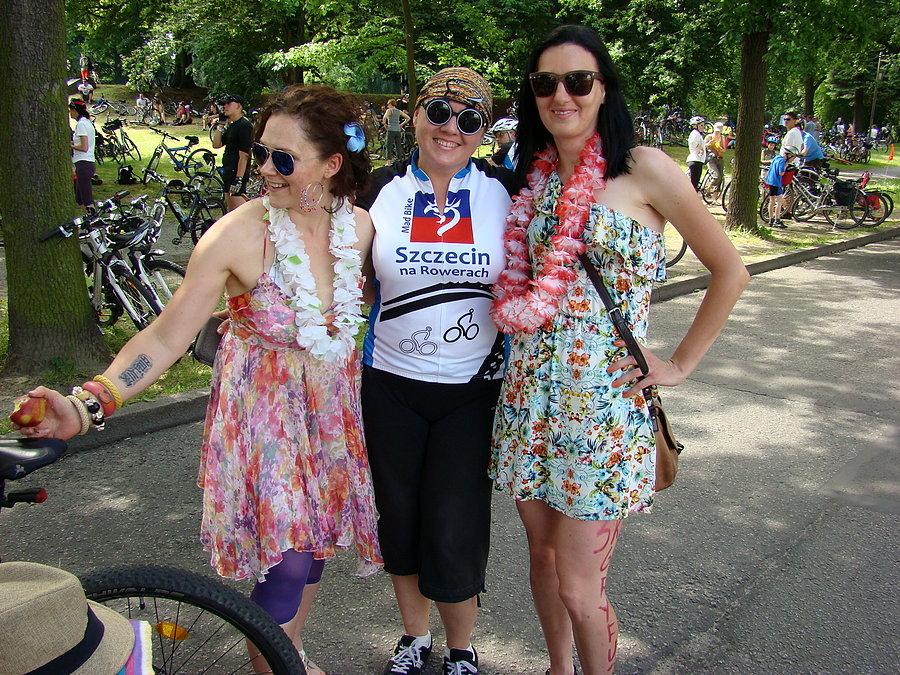 Święto Cykliczne 2014 Szczecin - SzczecińNaRowerach w otoczeniu fanek ....Gryfusa