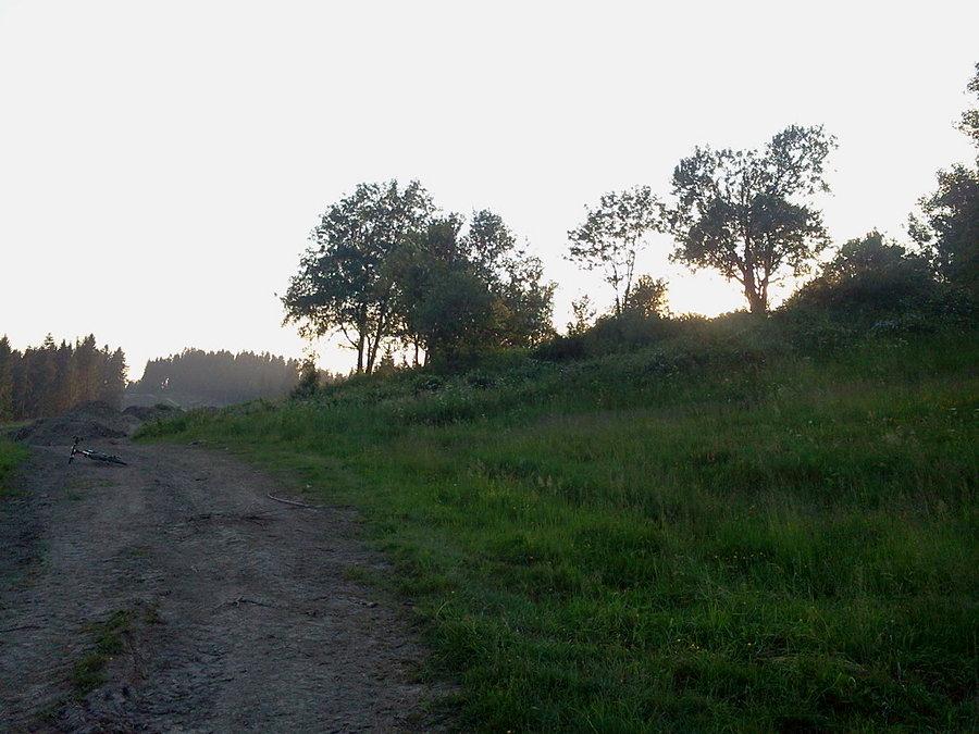 Wały szańca od strony budowanej drogi
