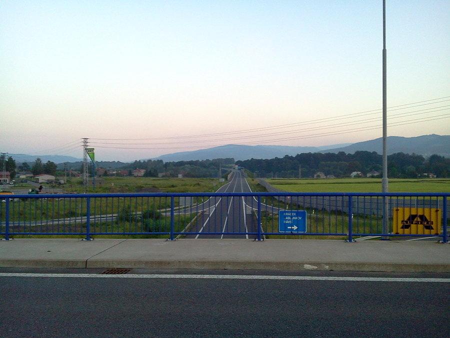 Tu już w czeskim Nawsiu. Drogą poniżej ciąłem na Przełęcz