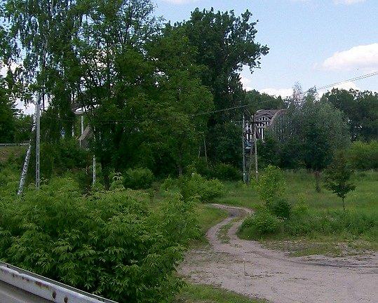 Za zakrętem wjedzie się na przedwojenny most żelazobetonowy nad Pilicą