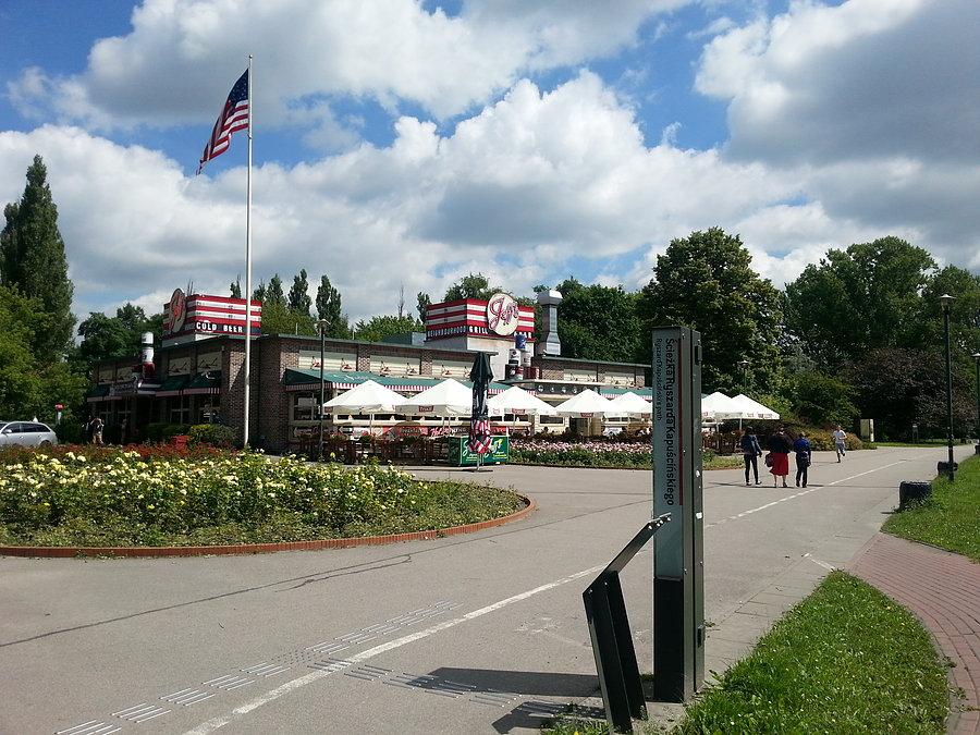 Ścieżka Kapuścińskiego na Polu Mokotowskim z Jeffsem w tle