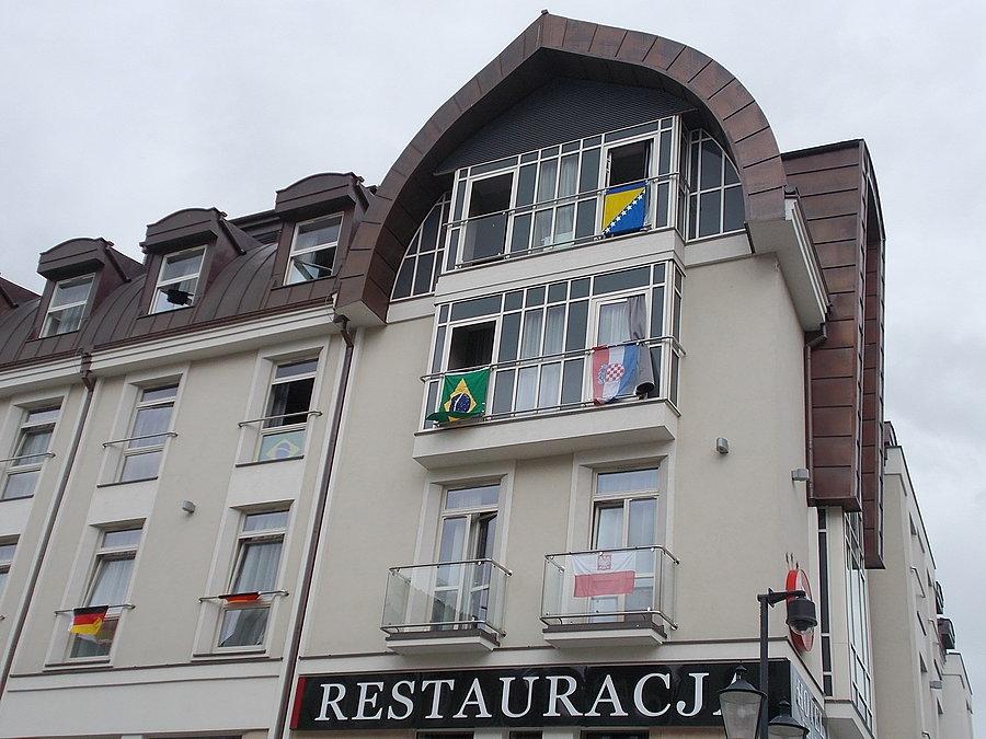 Flagi narodowe na Hotelu Elbląg