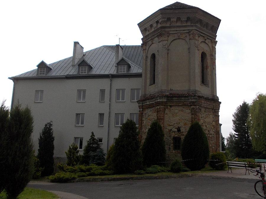 Dąbrowica - ruiny zamku z XIV wieku, należącego do rodziny Firlejów