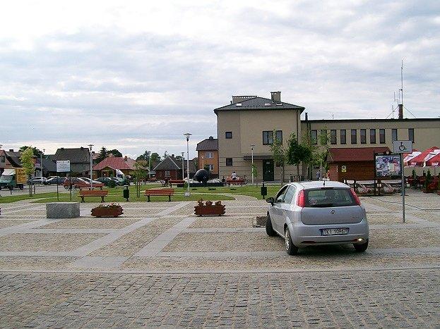 Daleszyce rynek - ten duży gmach to OSP, biblioteka , ośrodek kultury i nie pamiętam co jeszcze