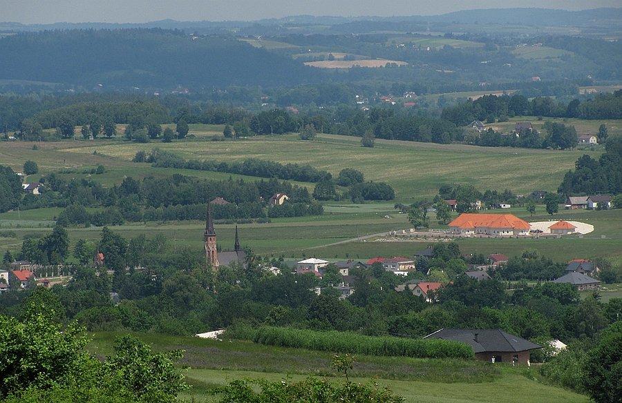 Kościół w Sękowej, na drugim planie nowa, ogromna sala weselna ;)