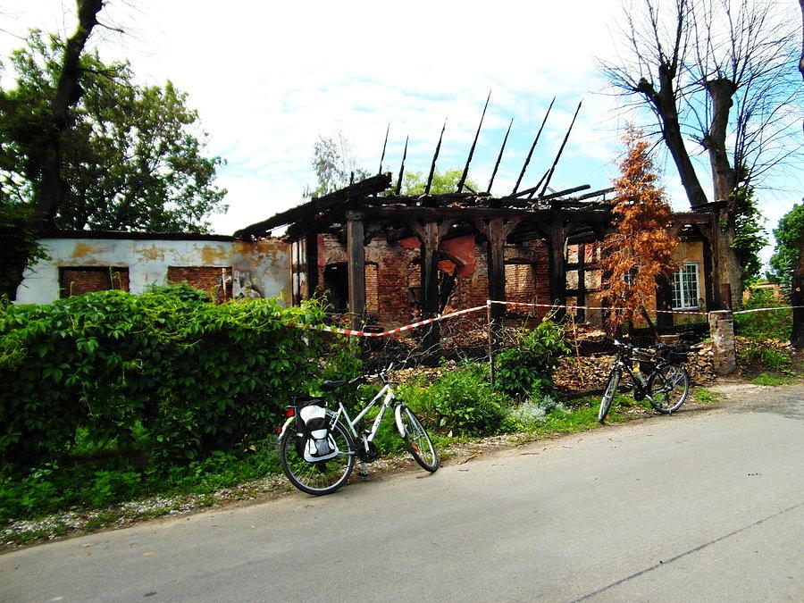 Spalony dom podcieniowy w Złotowie
