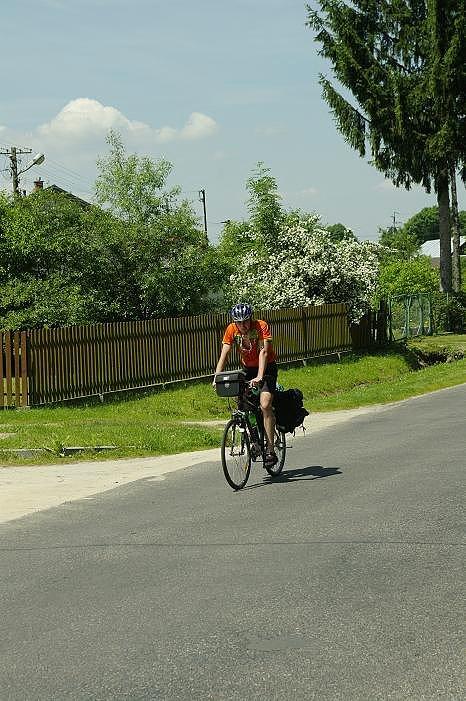 Jakiś turysta na rowerze