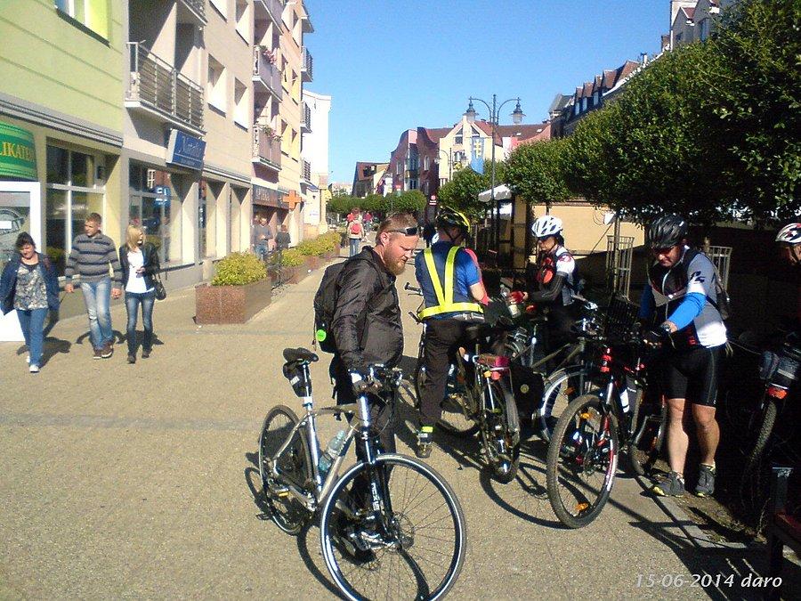15-06-2014. Tczewscy rowerzyści w Malborku, podczas krótkiego postoju, w drodze powrotnej do domu