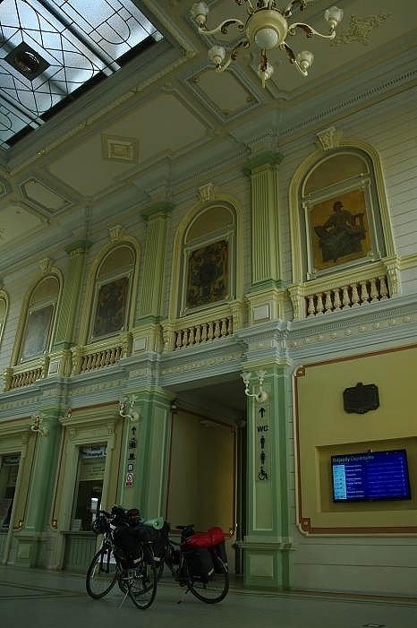 Przepięknie odnowionw wnętrze dworca w Przemyślu