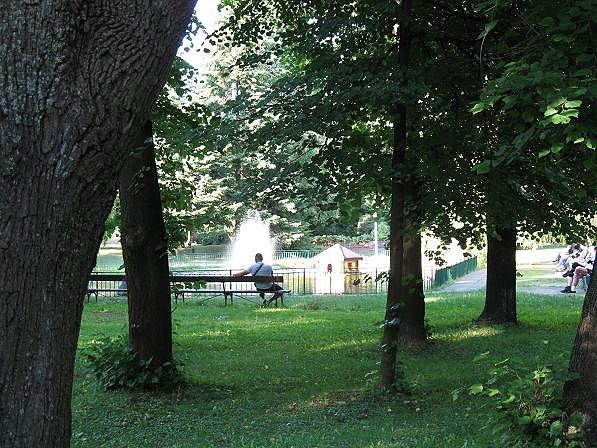Park wewnątrz szpitala na Wołoskiej