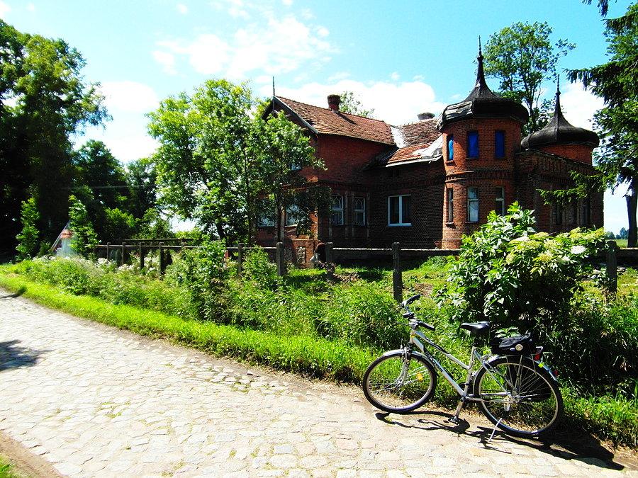 Pałac w Śledziówce od strony drogi