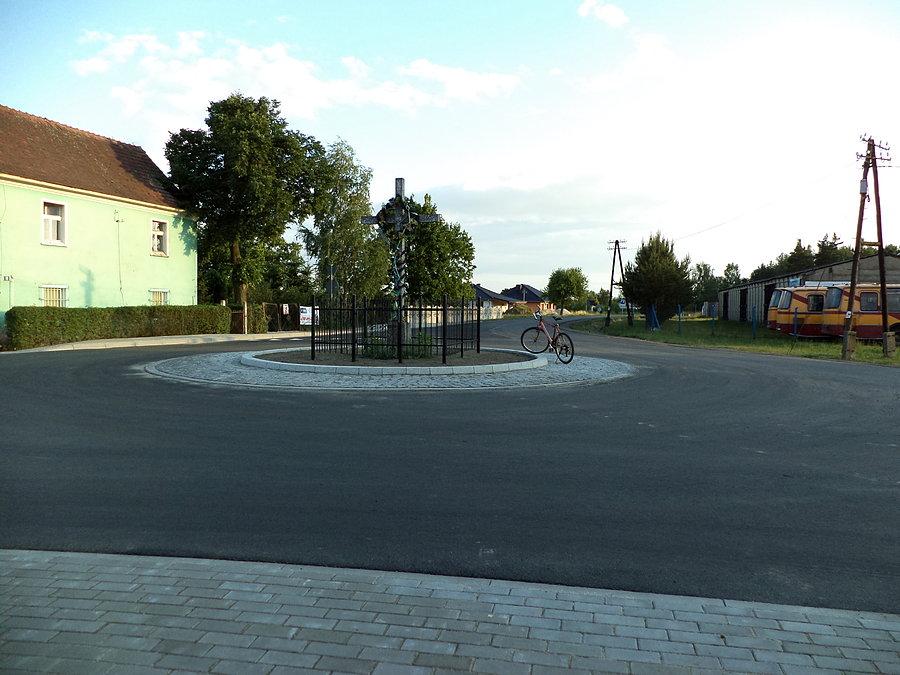 Krzyż na środku ronda przetrwał cały proces powstawania tegoż. Pozytywny przykład budownictwa drogowego. :)