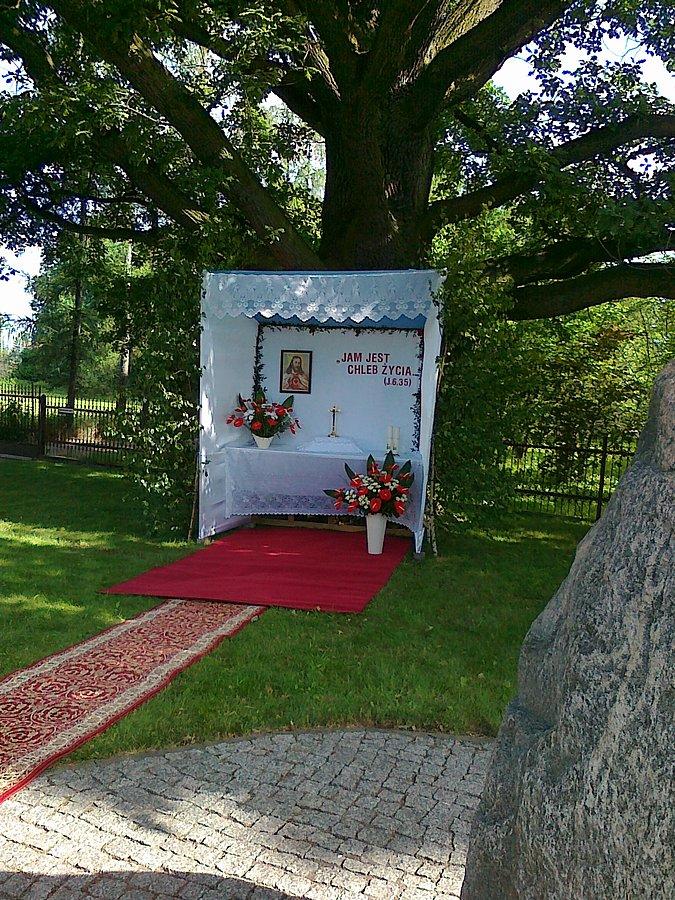 Ołtarz przygotowany na procesję. Dziś Boże Ciało