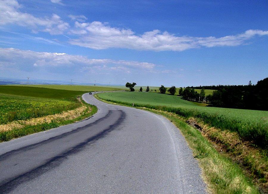 W miejscowości Hlubocec spotykam czterech znajomych bikerów i jadę z nimi. A na zdjęciu Jakubcovice i zjazd do Hradca. Zanim wyjąłem aparat to mi odjechali a że cały czas z górki to dogoniłem peletonik w Hradcu pod zamkiem