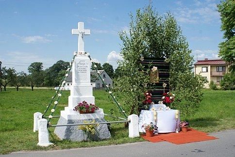 Krzyże przydrożnie tutaj przeważnie są w kolorze białym
