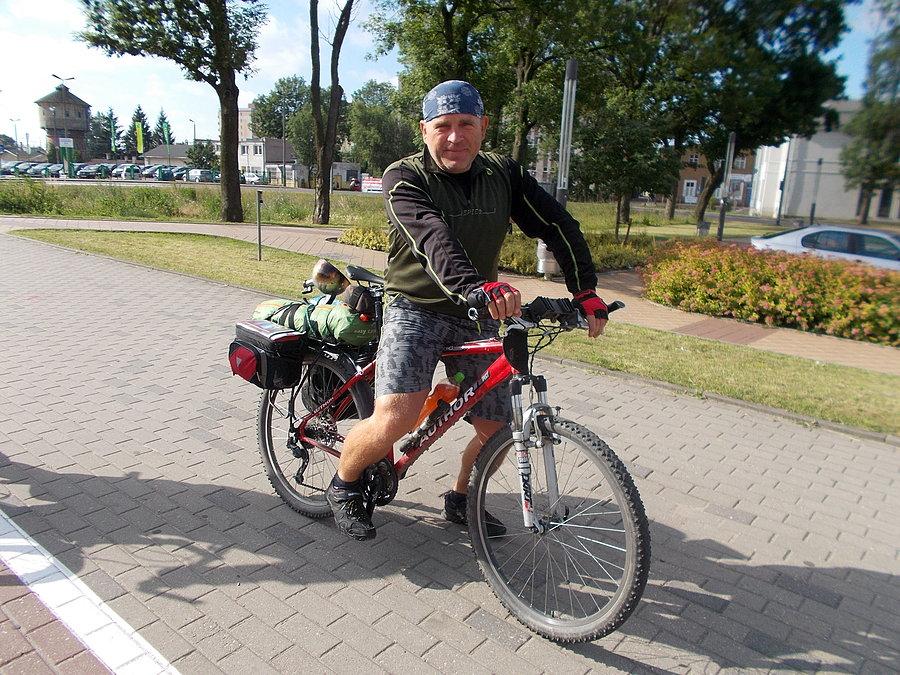 Marek_B z czajnikiem na bagażniku