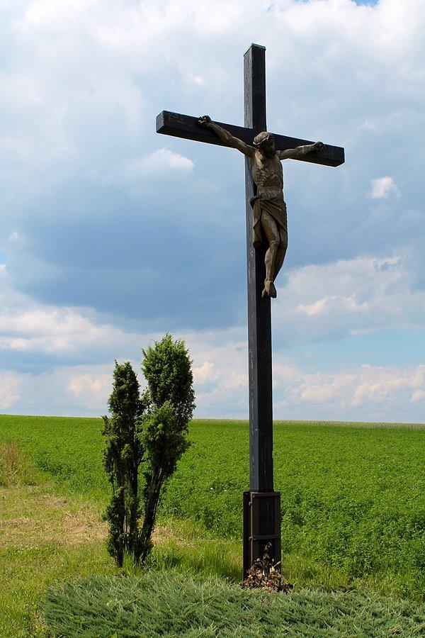 Pod Małusami Wielkimi samotny Krzyż w polu