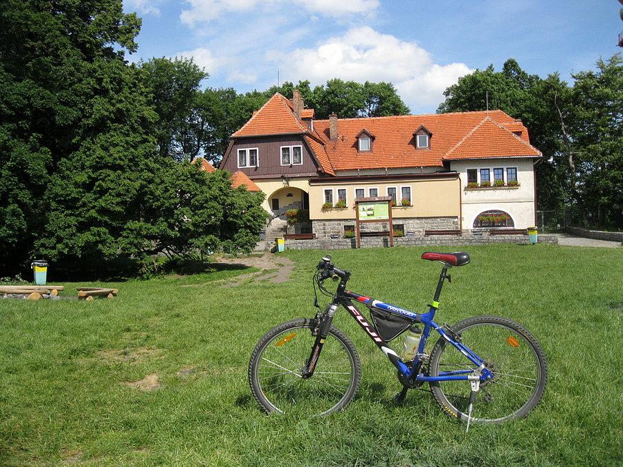 Ślęża (753 m. n.p.m.) zdobyta! - w tle schronisko na szczycie