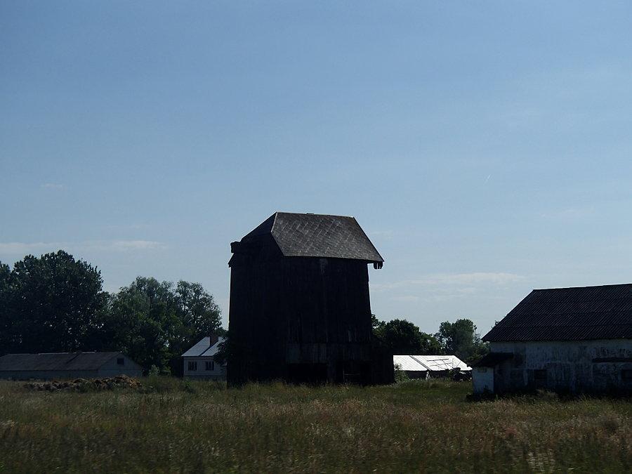 Wiatrak przy drodze