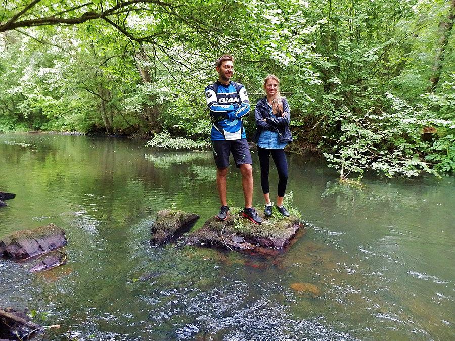 Na trasie wycieczki. Stary,nieczynny most kolejowy. Pod mostem