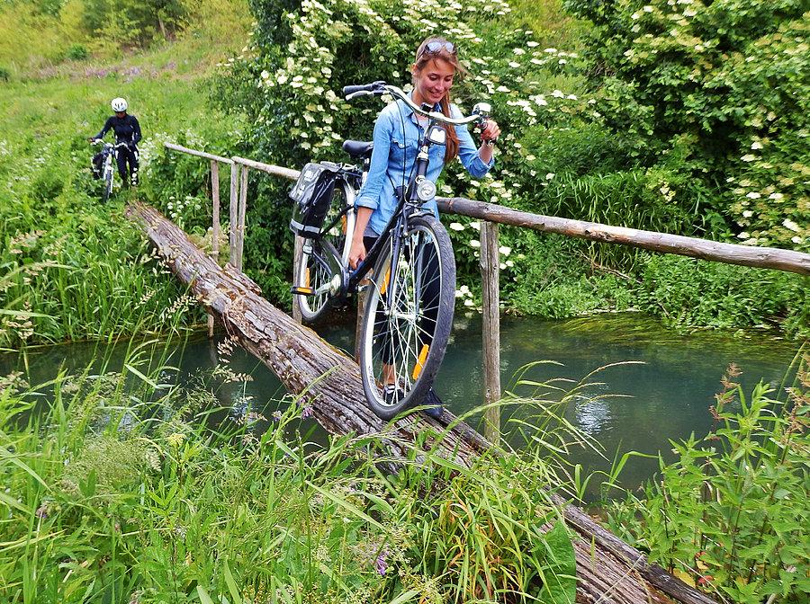 Na trasie wycieczki. Przeprawa przez rzeczkę. Innej drogi nie było