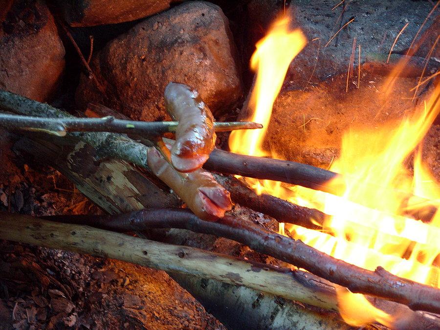 Ale żeby smacznie zjeść trzeba najpierw upiec, soczystą, kruchą, śląską kiełbaskę na wolnym ogniu, schładzając się co jakiś czas zimnym piwkiem
