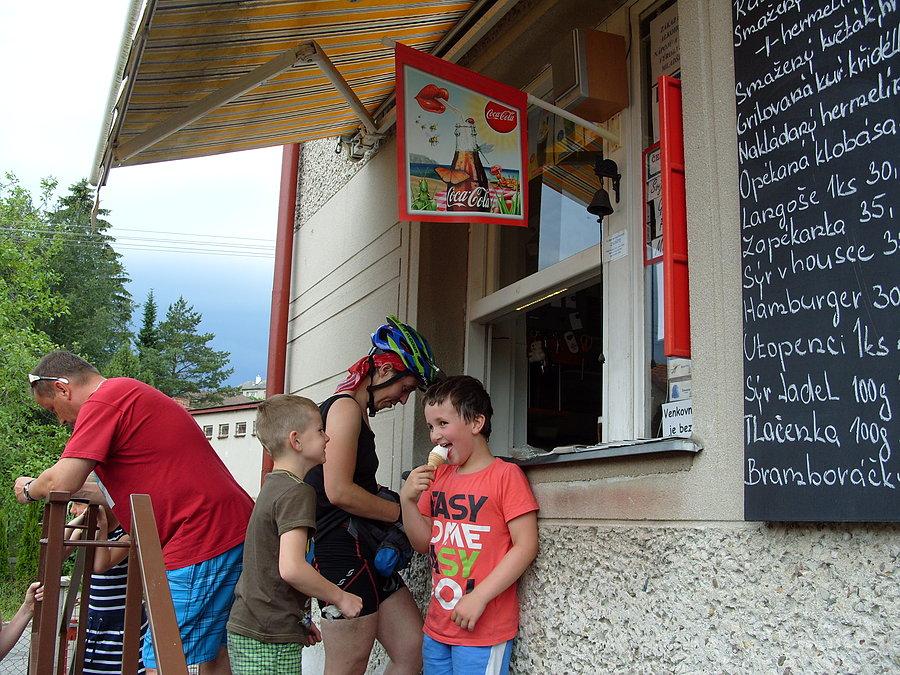 Zdarky i nagroda za dobre sprawowanie ;) dzieciaczki lody a ciutkę większe dzieci piwko. Dzięki Aniu. Dzieciaki podczas zakupów zaczęły ostry taniec buggi pod mocną muzykę, śmiechu było co niemiara