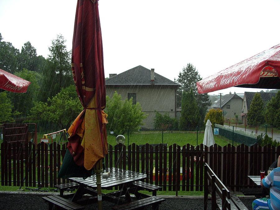 A za 5 minut nawałnica na całego, do tego stopnia że licznik w rowerze spłyną mi ;(. Na szczęście właściciel knajpki pokazał nam wejście do bardzo przyjemnej sali gdzie dalej mogliśmy sie raczyć zimnym Primatorkiem