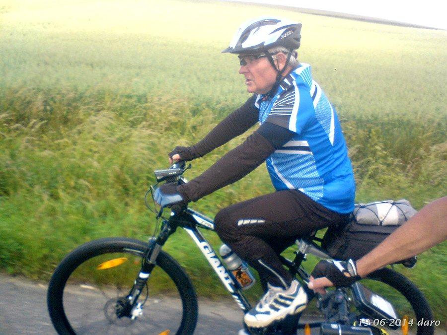 19-06-2014. Kolega rowerzysta Marek na swoim nowym rumaku, gdzieś w drodze