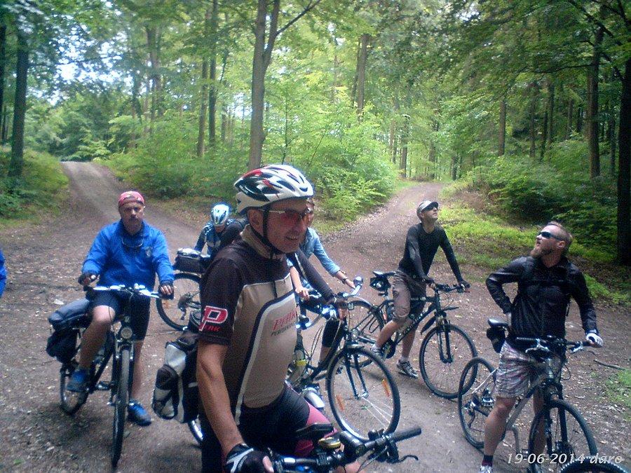19-06-2014. Grupa rowerzystów, podczas krótkiego postoju gdzieś lesie, wycieczka do Szczodrowa