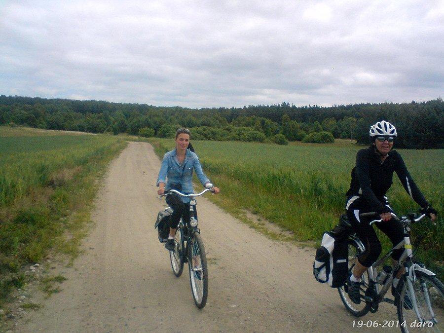 19-06-2014. Koleżanki rowerzystki, z lewej Andżelika, z prawej Asia, gdzieś na polnej drodze