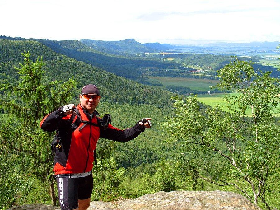Ukazując widoki na Zalew Radkowski i okolice