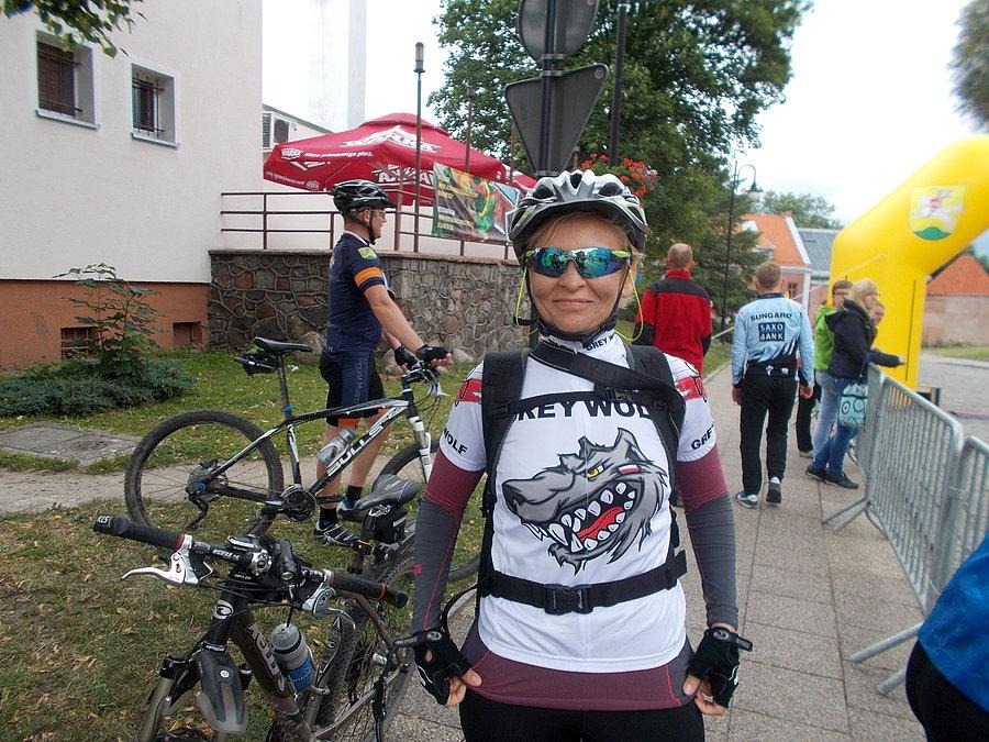 MTB Pasłęk - kibicka w koszulce GREY WOLF