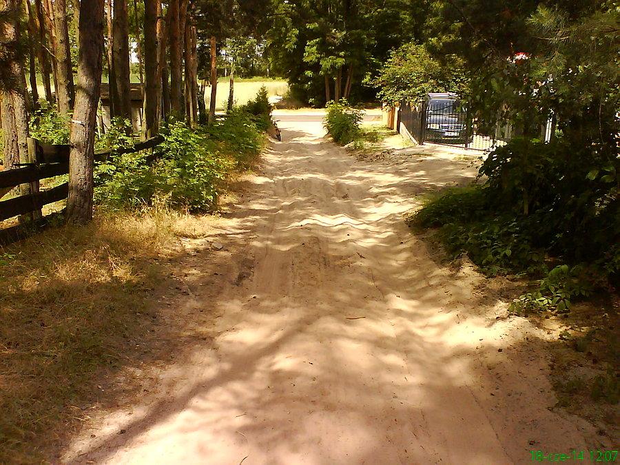 Stromy podjazd w głębokim piachu - nie do podjechania na góralu, chociaż blachosmrody jakoś powjeżdżały, nawet z przyczepami