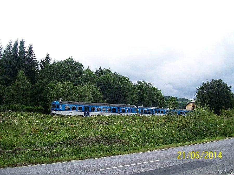 Pociąg pospieszny CD wyjeżdża z Ramzovej
