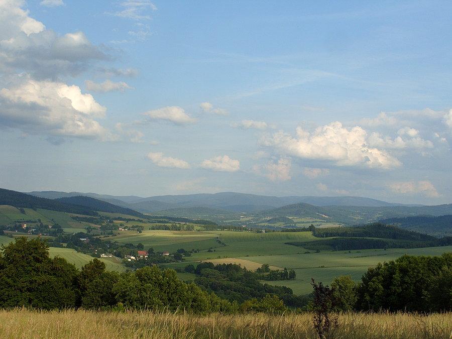 Jeszcze jeden widok na otaczający nas plener i ruszamy dalej szukać nowej drogi jeszcze ani przez Tomka ani przeze mnie i znaleźliśmy super zjazd lekko mrocznym lasem gdzie skończyło się zasilanie w mojej nawigacji