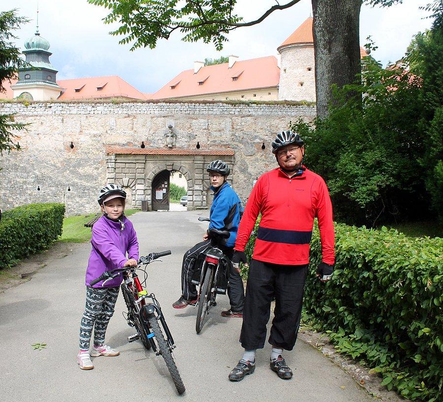Przed bramą po zaliczeniu stromego podjazdu