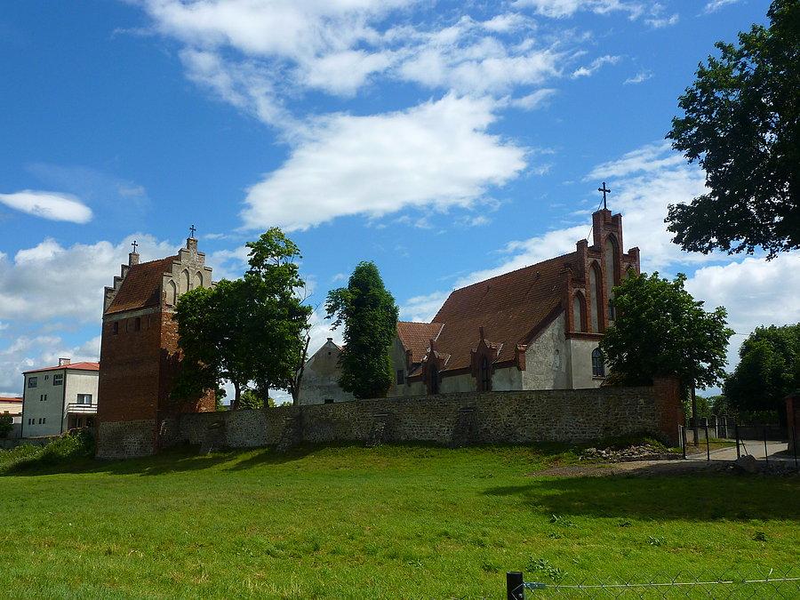 Kościół parafialny z lat 1325–1350. Obecnie lekko przebudowany w duchu neogotyckim. Dąbrówno