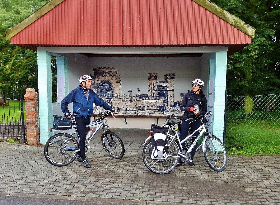Jesteśmy już przed Tczewem. Na przystanku, piękne malowidło naszego zabytkowego mostu