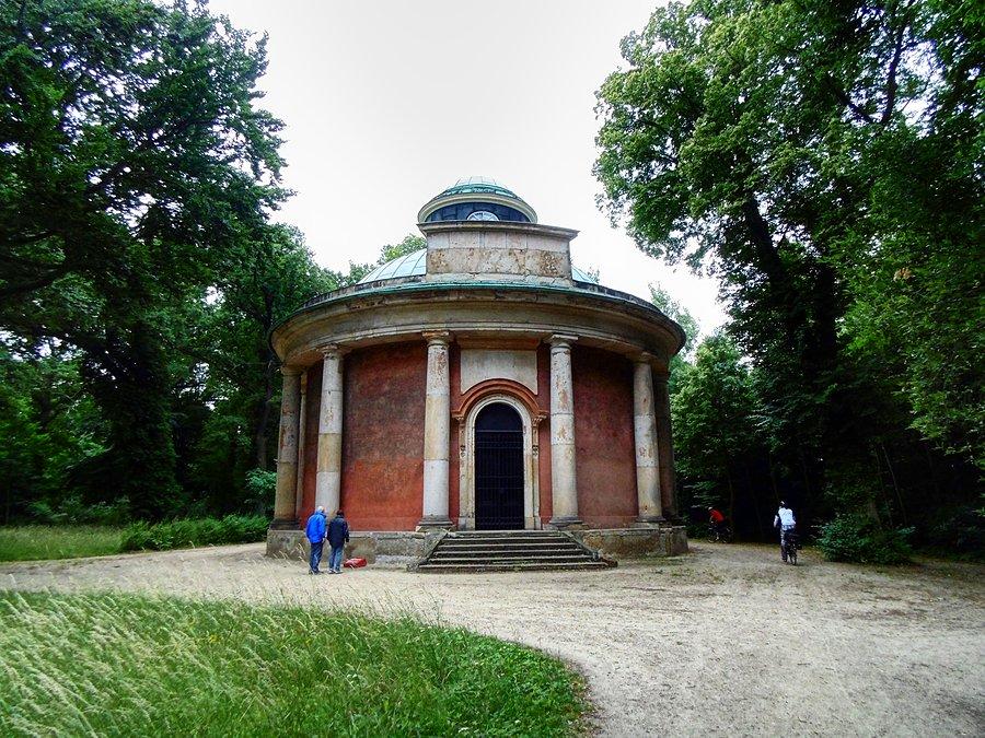 Antikentempel – rokokowa rotunda w formie świątyni antycznej w zachodniej części parku Sanssouci